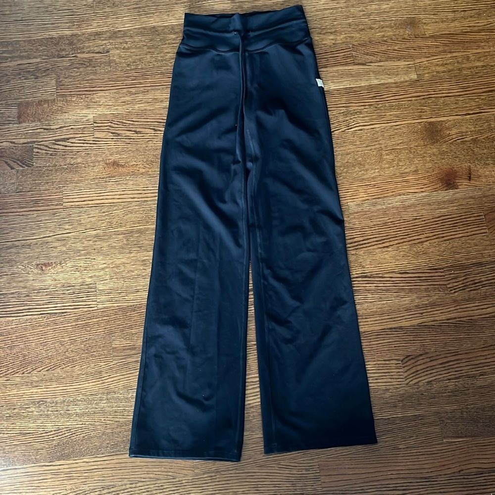 Vuori Daily Wideleg pants size xs